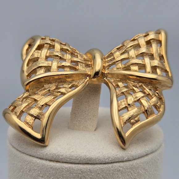 Basket Weave Ribbon Bow Vintage Gold-Tone Brooch Textured Retro Pin - Picture 3 of 7